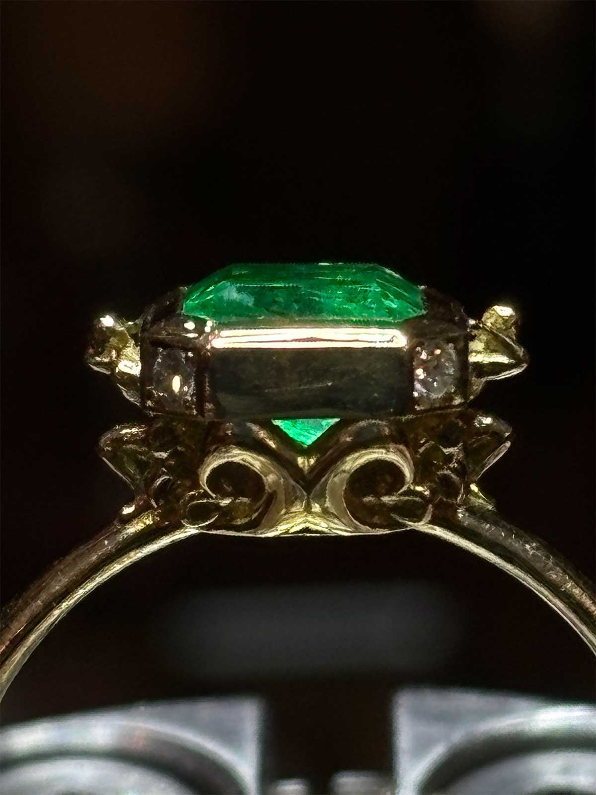 Bezel setting example (Emerald 18kt gold)