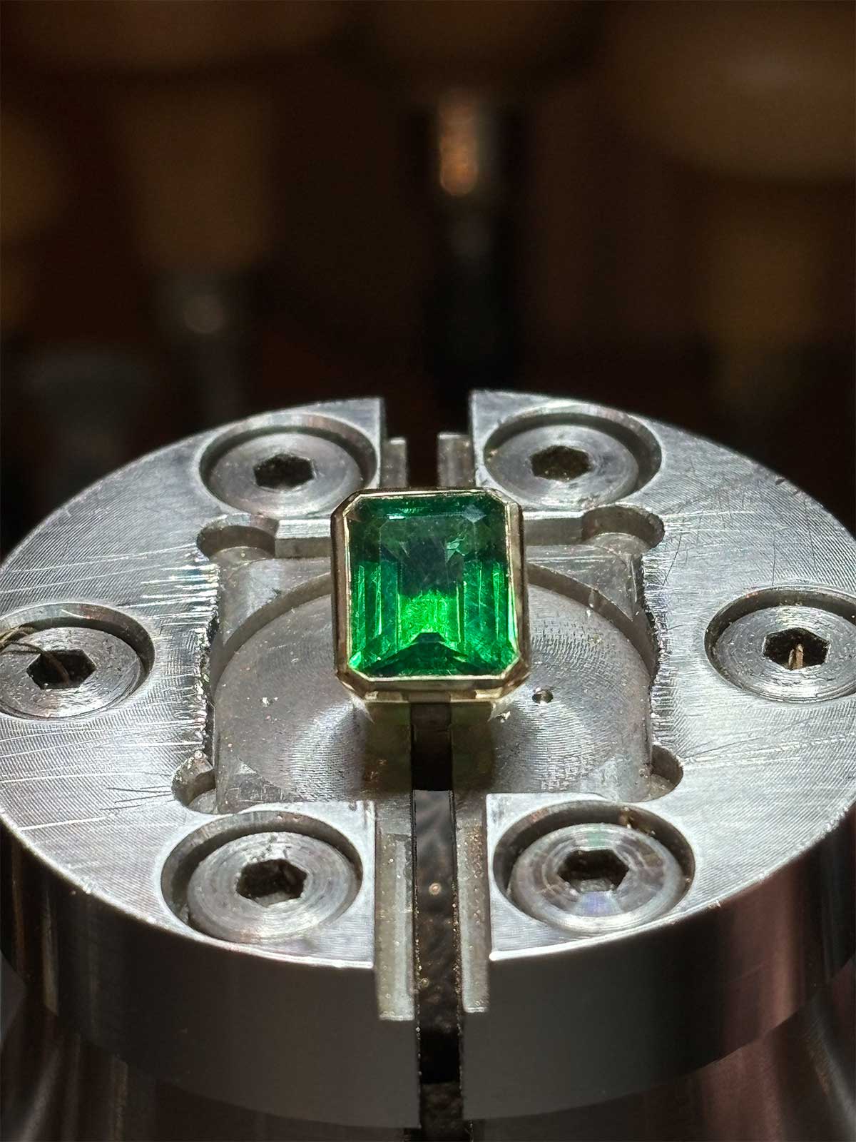 Bezel setting example (Emerald cut)