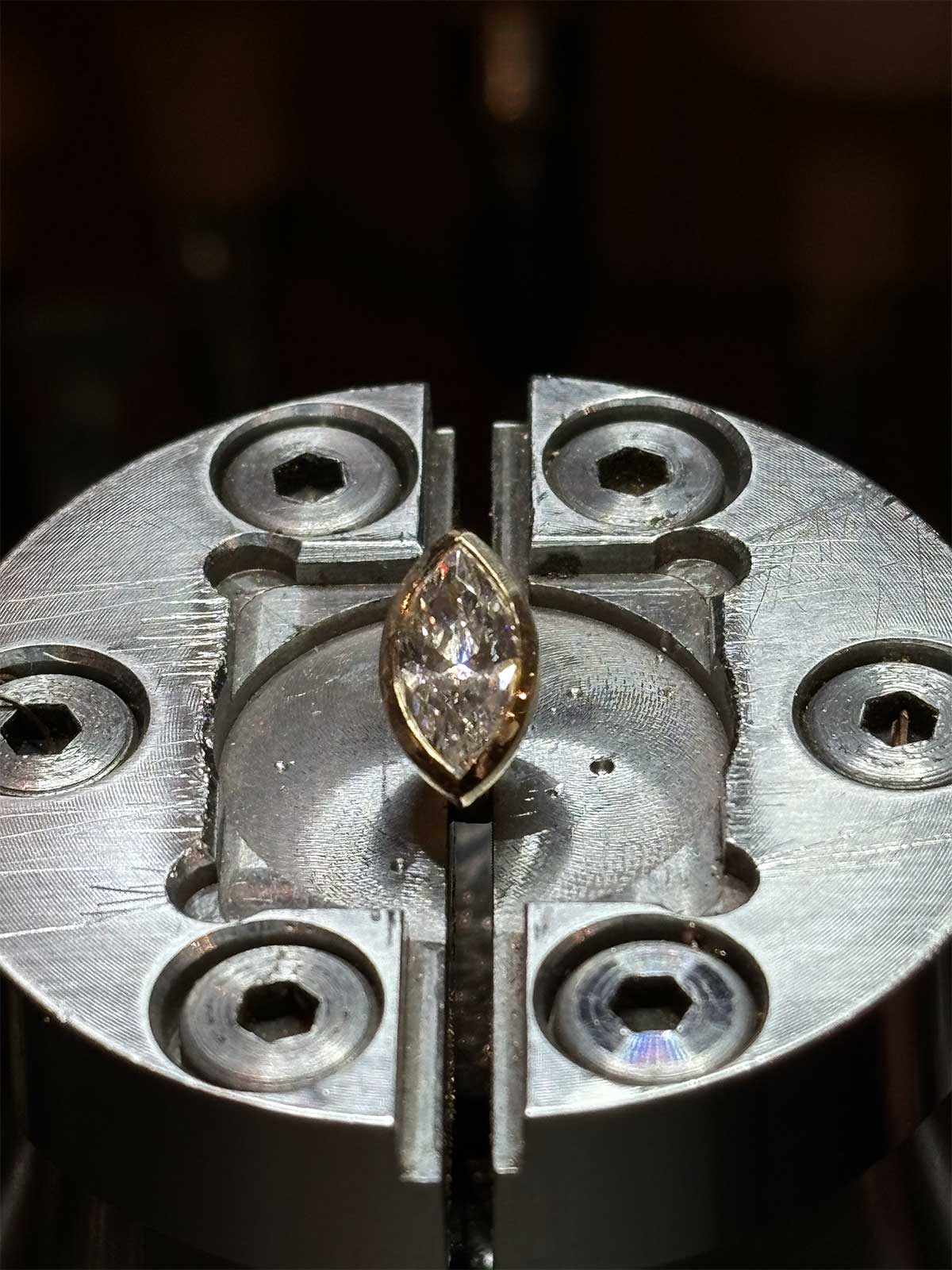 Bezel setting example (Marquise cut)
