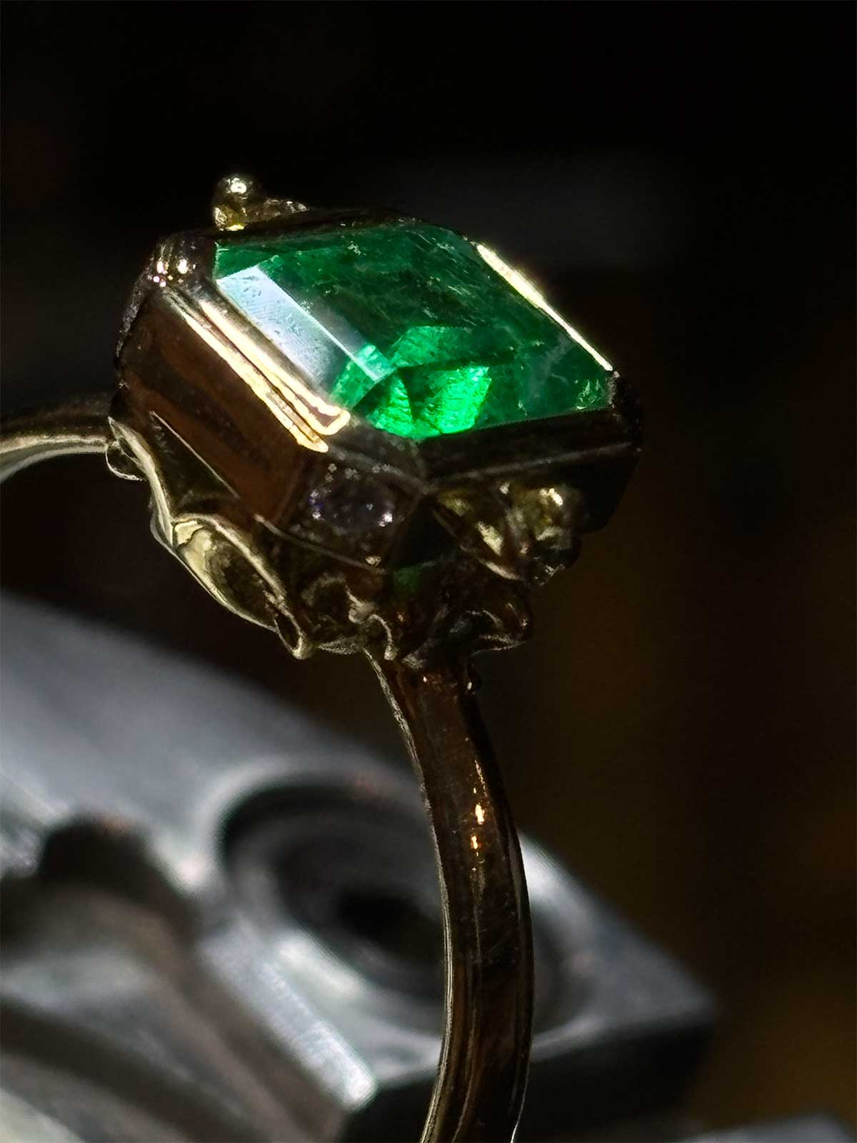 Bezel setting example (Emerald 18kt gold)