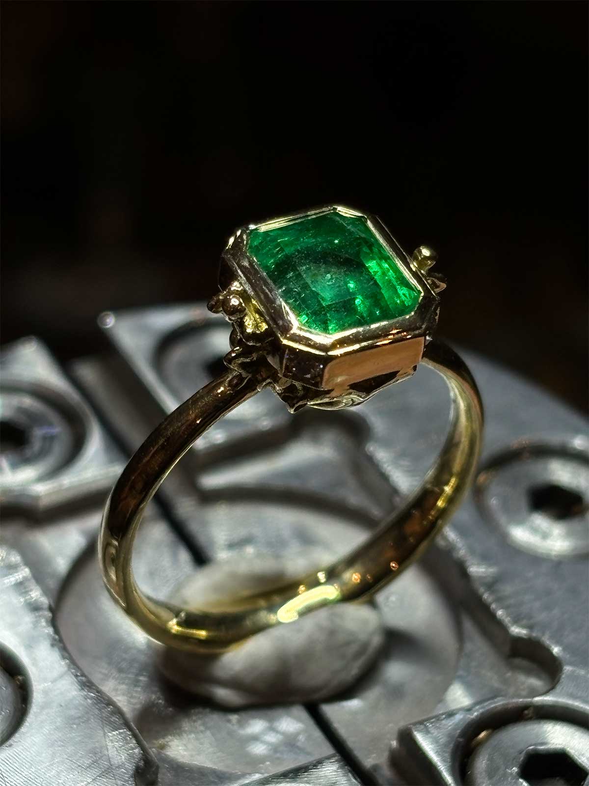 Bezel setting example (Emerald 18kt gold)