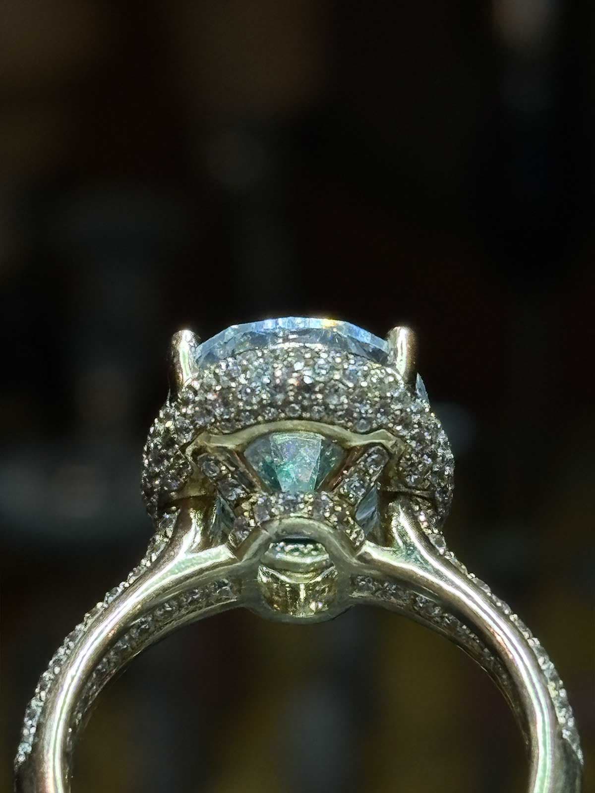 Pavé setting detail (Micro-pavé halo)