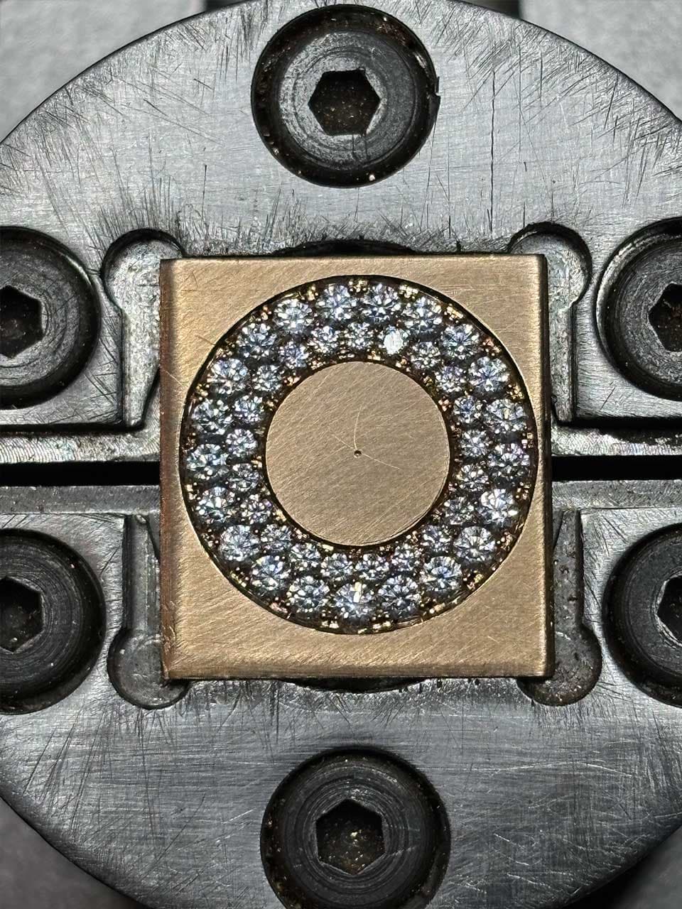 Pavé setting detail (Circular pavé)