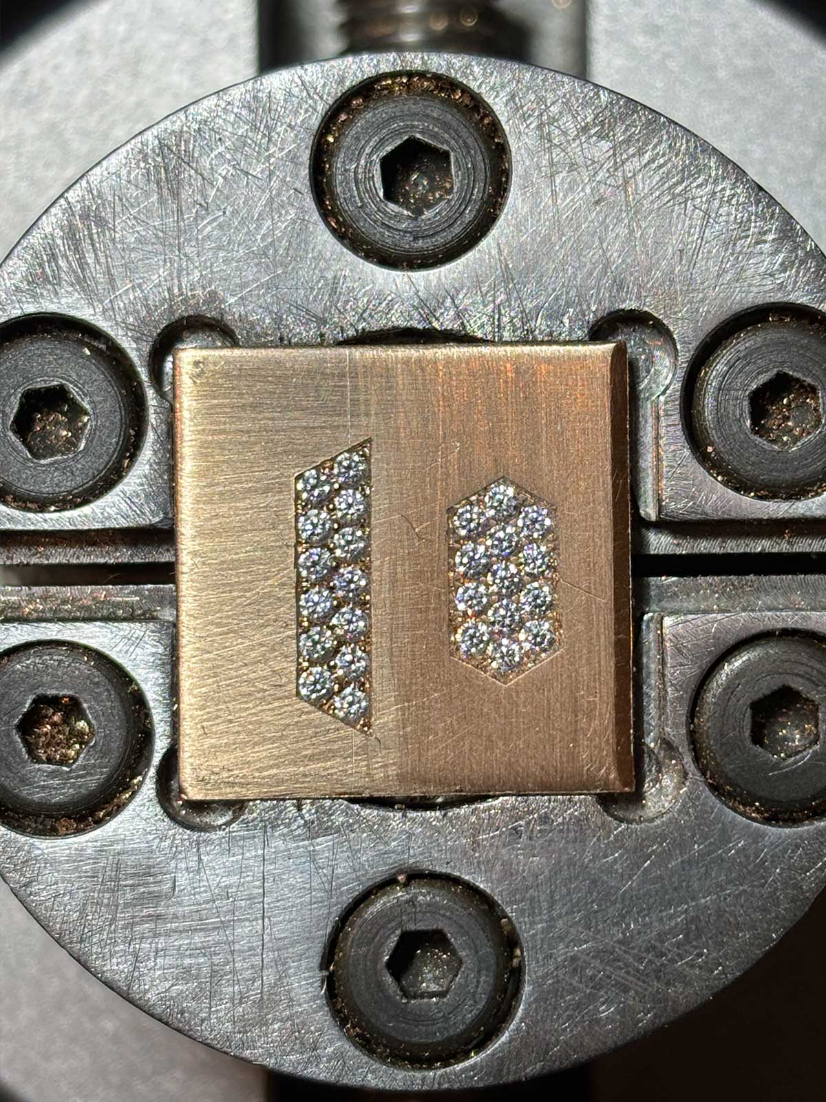 Pavé setting detail (Zigzag and snowflake pavé)