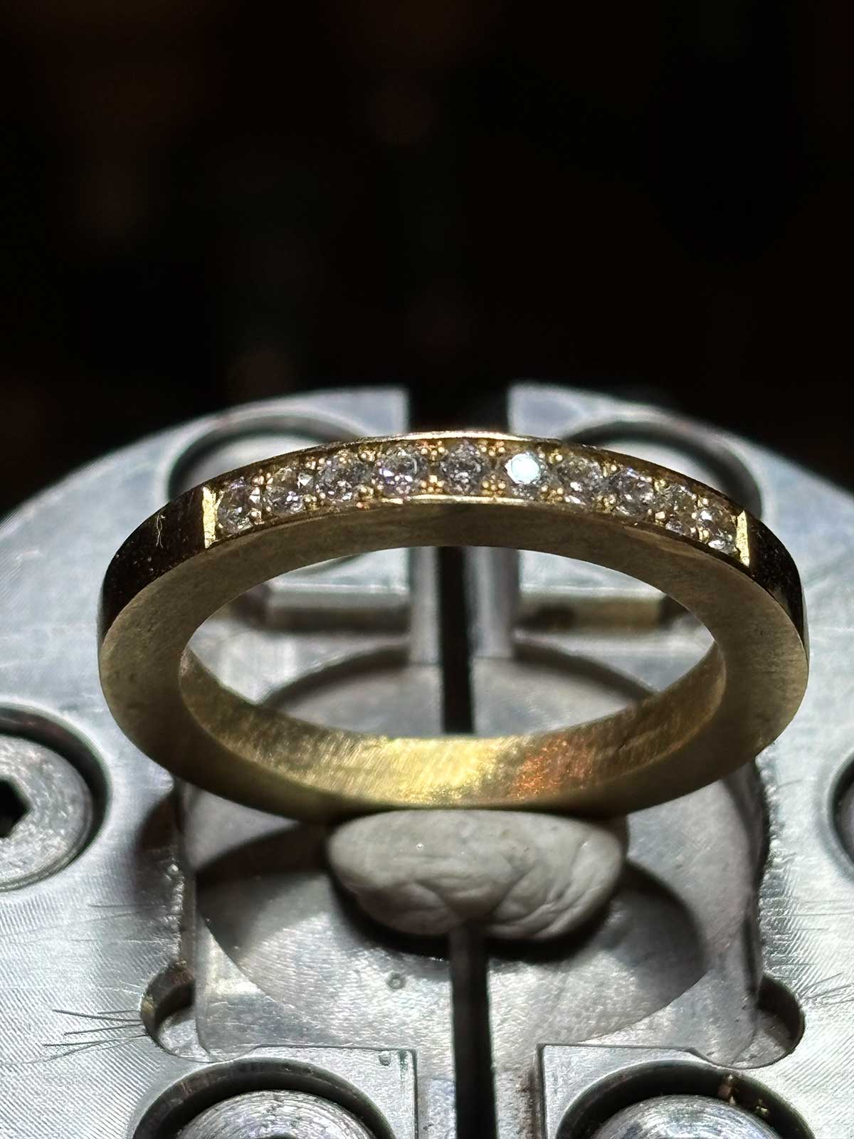 Pavé setting detail (Traditional bright cut pavé)