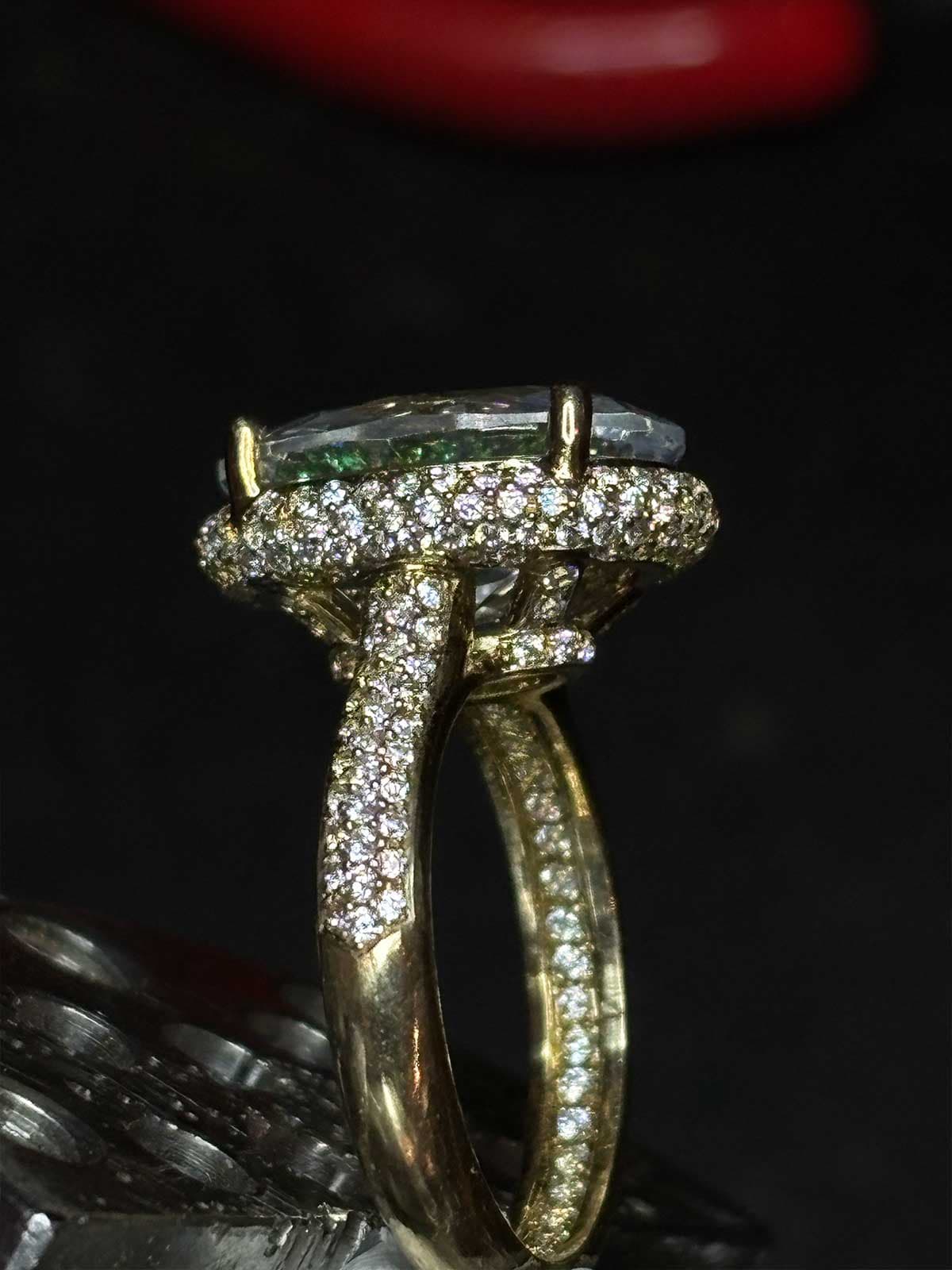 Pavé setting detail (Micro-setting inside shank)