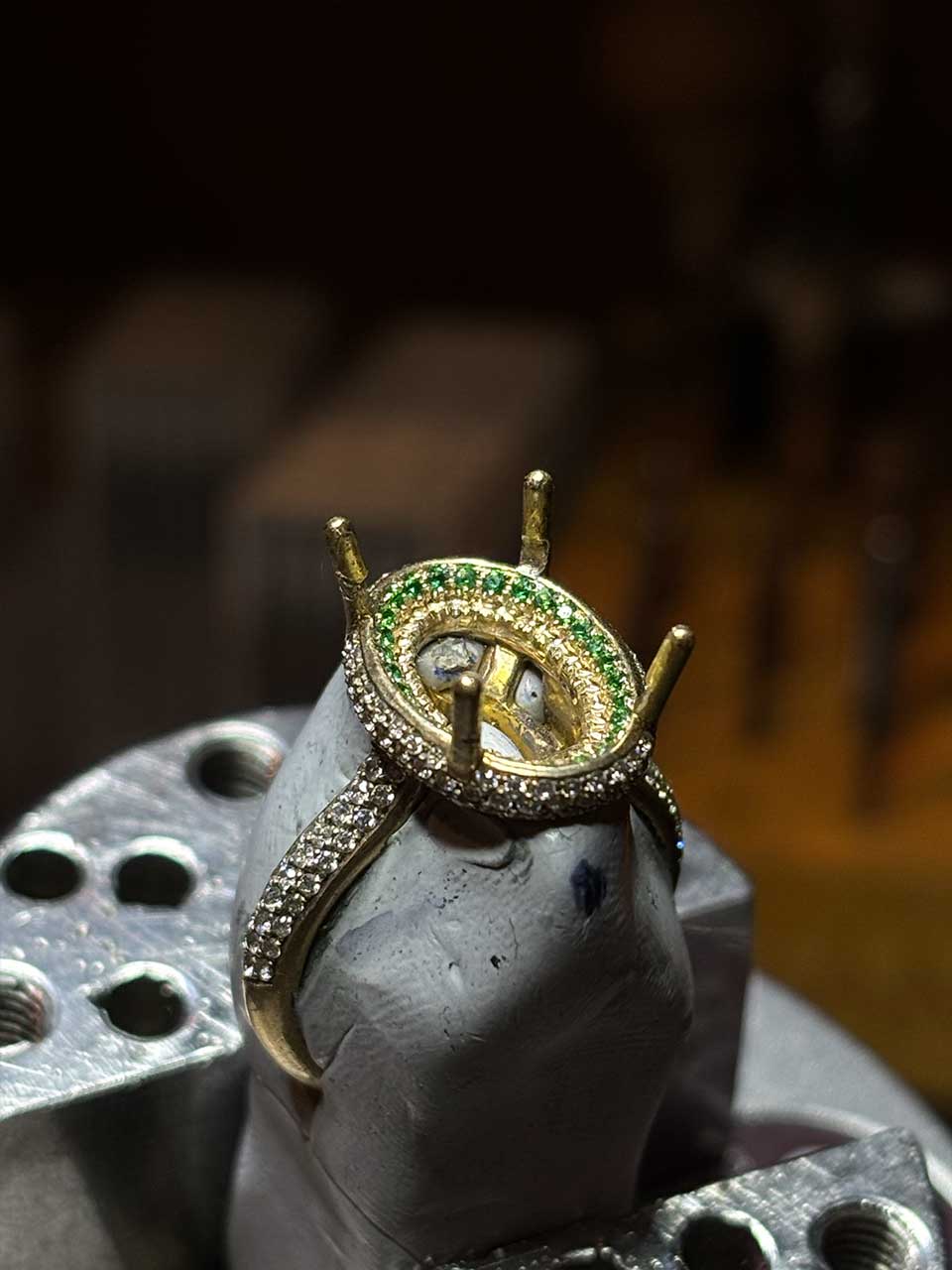 Pavé setting detail (Micro-pavé inside bezel)