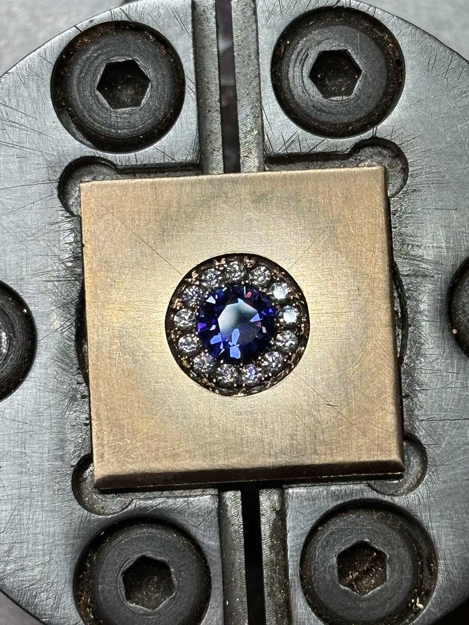 Pavé setting detail (Circular pavé with gem center piece)