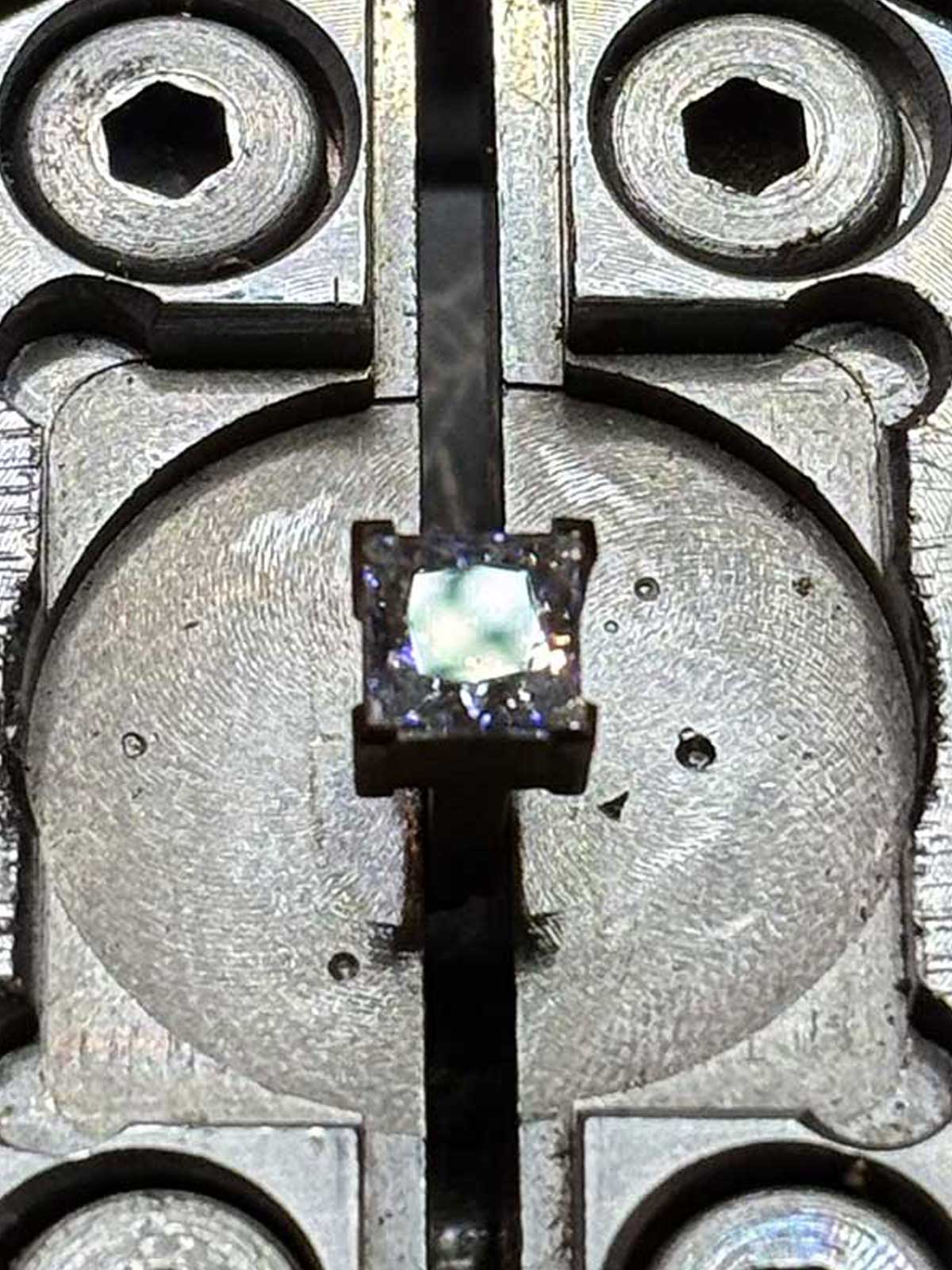 Prong setting example (Princess corner prongs)