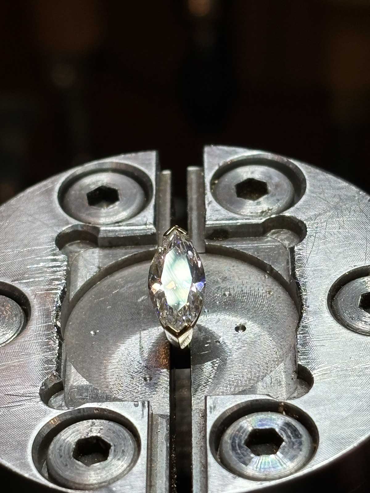 Prong setting example (Marquise V prong)